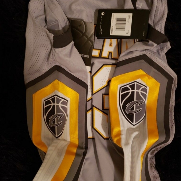 Lebron James jersey - Picture 3 of 9